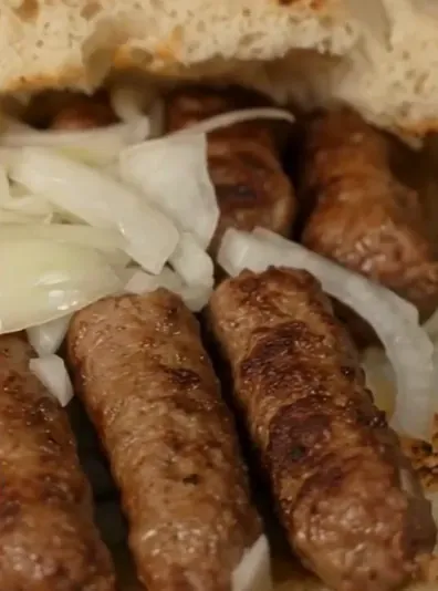 Ćevapi s lukom u somunu, krupni plan
