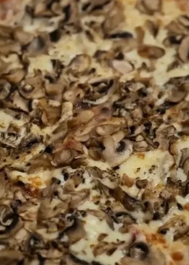 Krupni plan pizze s gljivama i otopljenim sirom